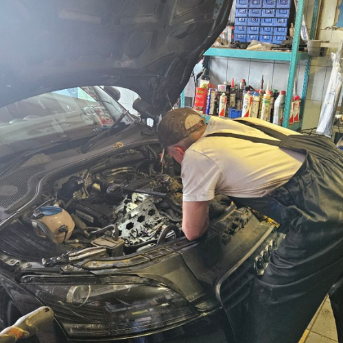 Mechanik naprawiający samochód w warsztacie Auto Centrum Mila Service