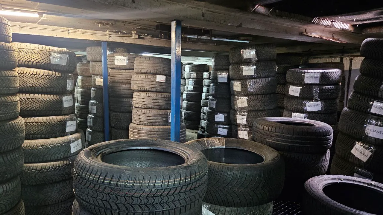 Przechowalnia opon w warsztacie Auto Centrum Mila Service w Warszawie.