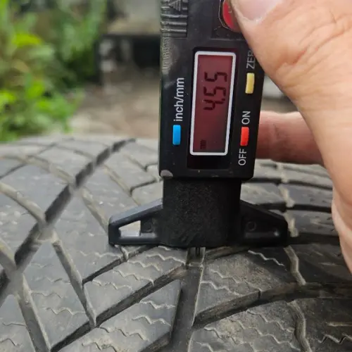 Pomiar grubości bieżnika w oponie przez mechanika warsztatu Auto Centrum Mila Service